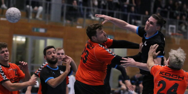 Eine Gruppe von Männern spielt Handball.