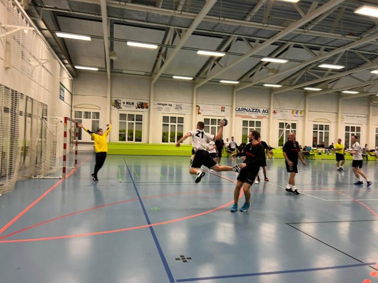 Eine Gruppe von Männern spielt Handball.