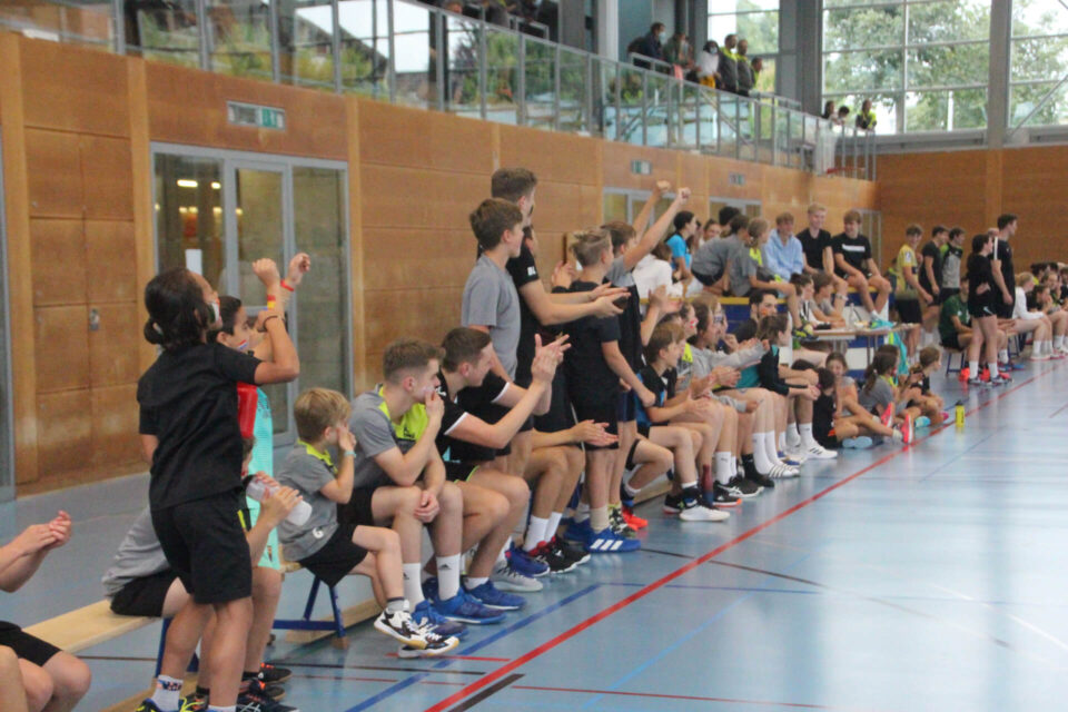 Spieler auf Bänkli feuern Mannschaft beim Internen Handballtournier an.