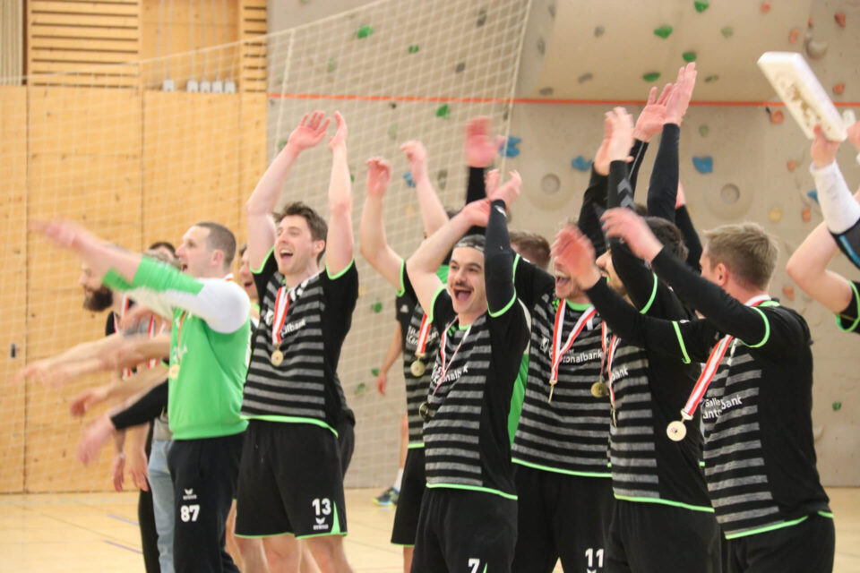 Herren 1 Spieler machen eine La Ola Welle und tragen Medallien um den Hals.