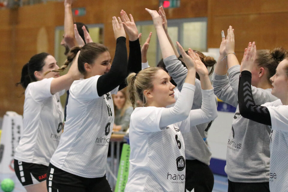 Damen 1 Spielerinnen klatschen sich nach Spiel ab.