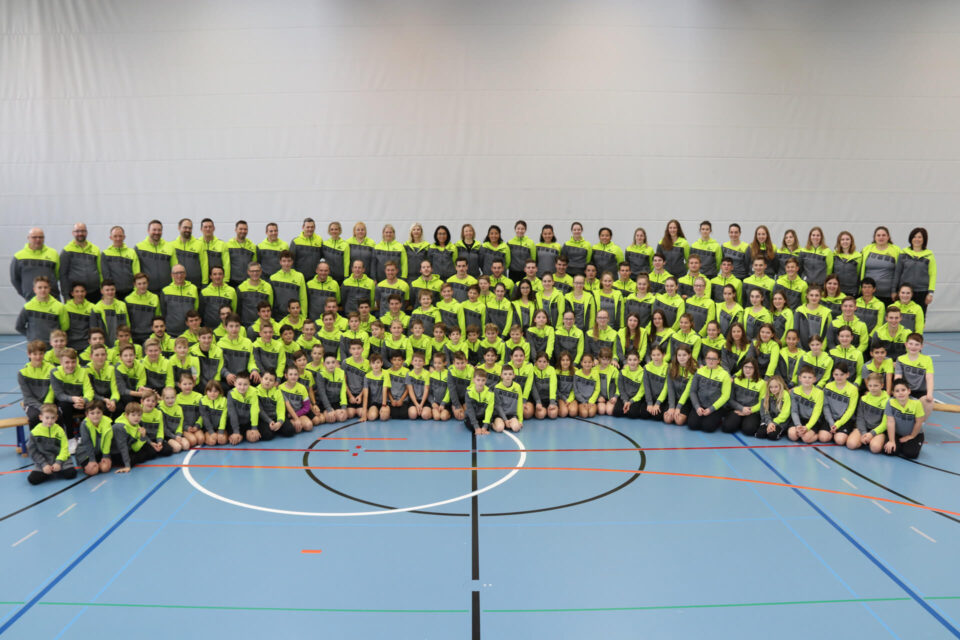 Gruppenfoto der HC Flawil Mitglieder in grau-grünem Trainer