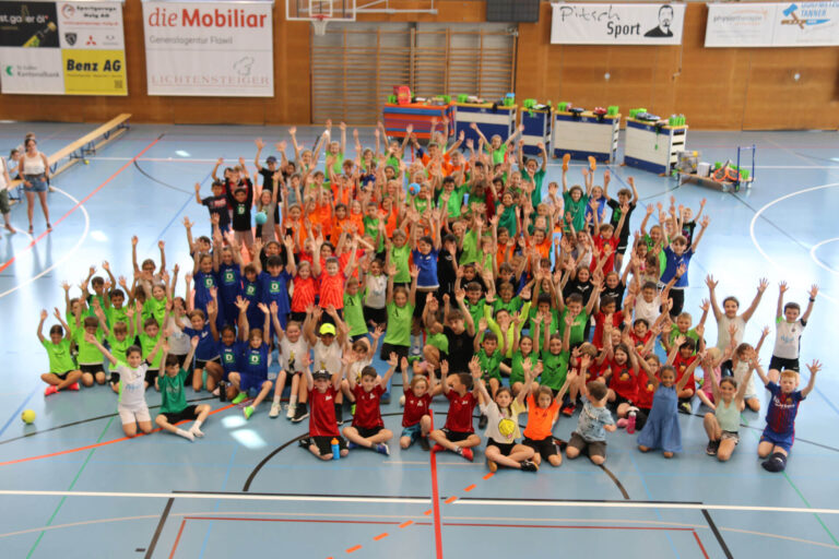 Gruppenfoto von Schülerhandballturnier mit hochgestreckten Händen