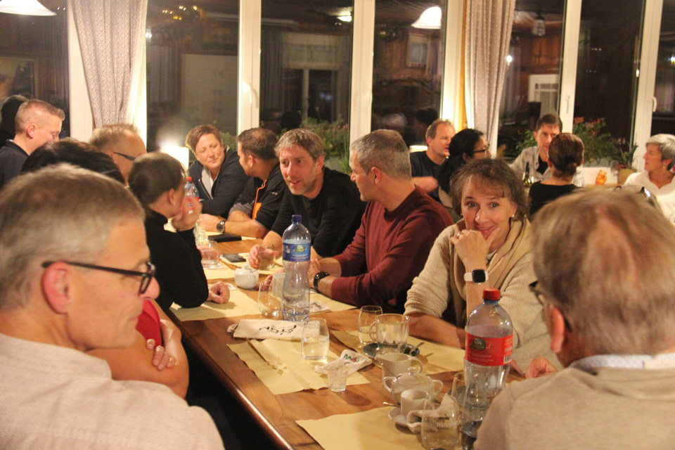 Eine Gruppe von Menschen sitzt um einen Tisch.